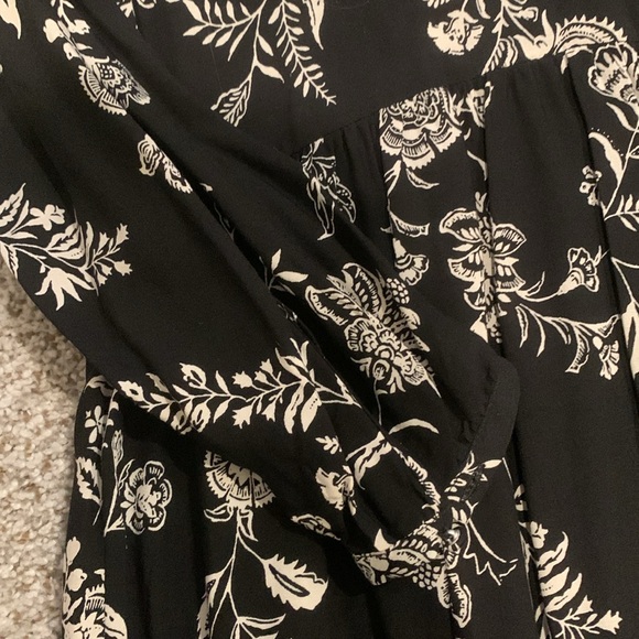 Old Navy Flowy Floral Dress Black & White - NWT! - Picture 2 of 5